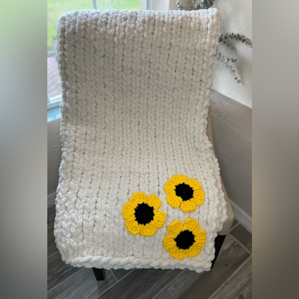 Beautiful handmade cream chunky knit blanket w/ 3 handmade sunflowers
